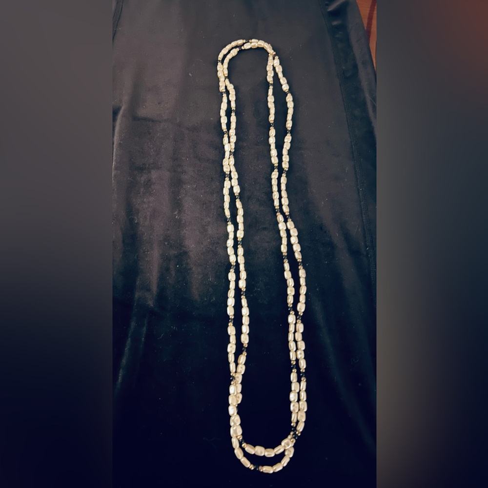 Cultured fresh water pearls w/black & gold bead accents